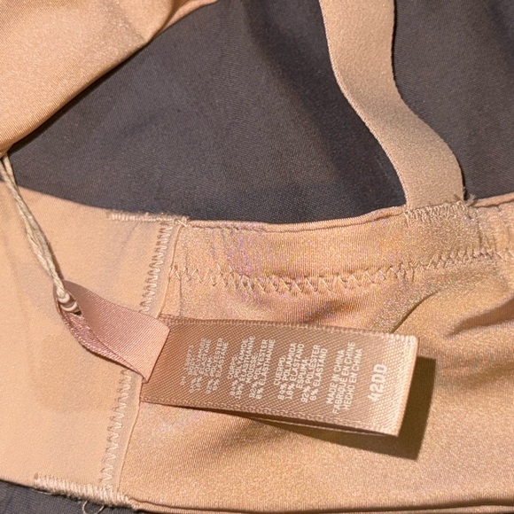 SKIMS WIRELESS BRA - Picture 4 of 10